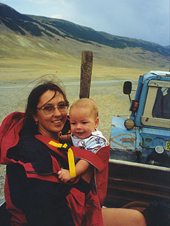 Ирина с Сашкой в тракторном прицепе