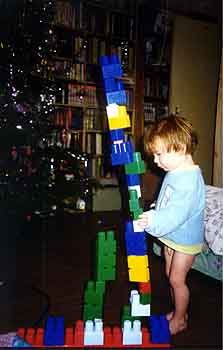Гришка любит строить поезда и башни