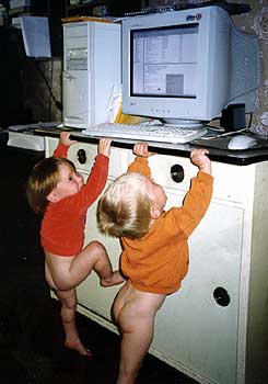 Гриша и Владя пытаются добраться до клавиатуры компьютера