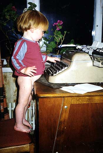 Гриша печатает на старенькой печатной машинке, 
на которой пишет свои воспоминания прабабушка Лиля