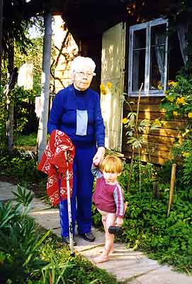 Гришка ведет прабабушку по дорожке. Жаворонки, август 99