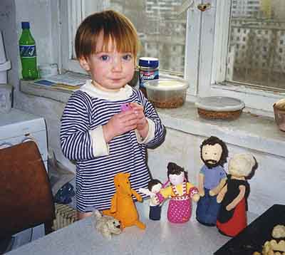 Гришка очень любит смотреть кукольные сказки с самодельными куклами