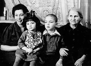 Марья Боисовна, Лиля, Марик и Ира, Москва, Сокол, 1948