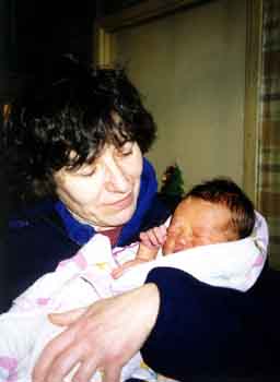 Галка в возрасте двух дней на руках у бабушки Милы